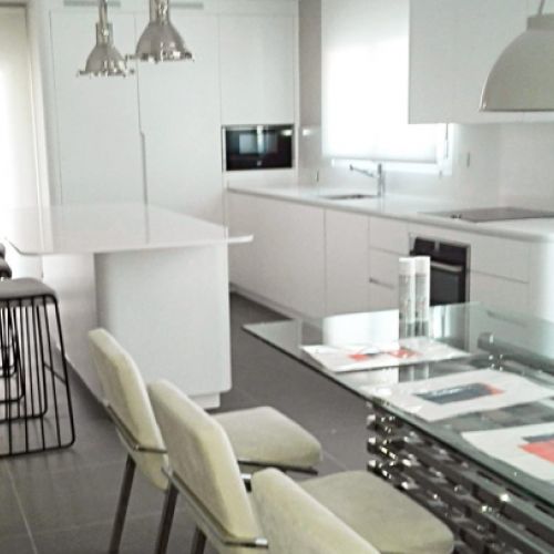 Final decoration of a kitchen with Cubika.