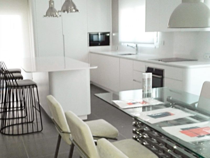 Decoración final de cocina con Cubika en Madrid