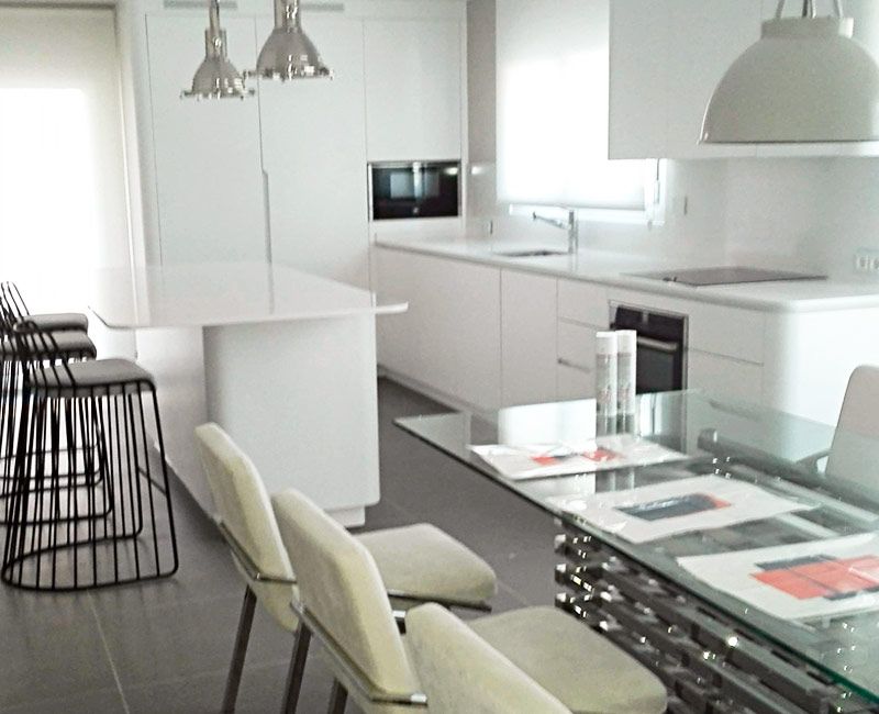 Final decoration of a kitchen with Cubika.