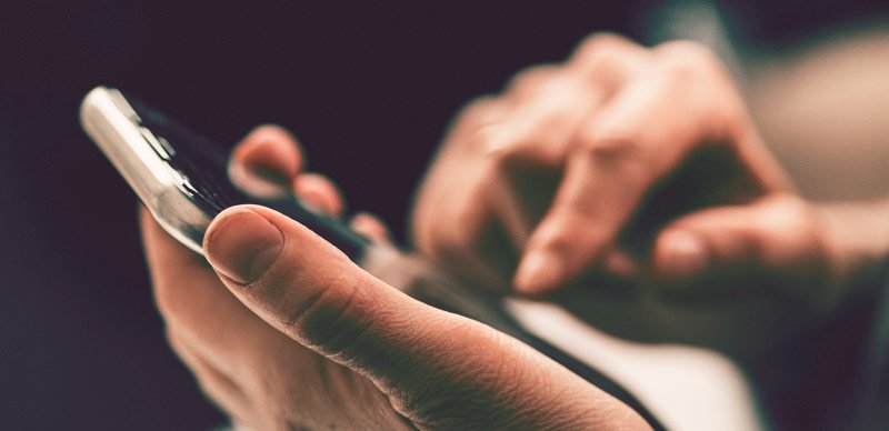 Person, die Cubika am Telefon anruft